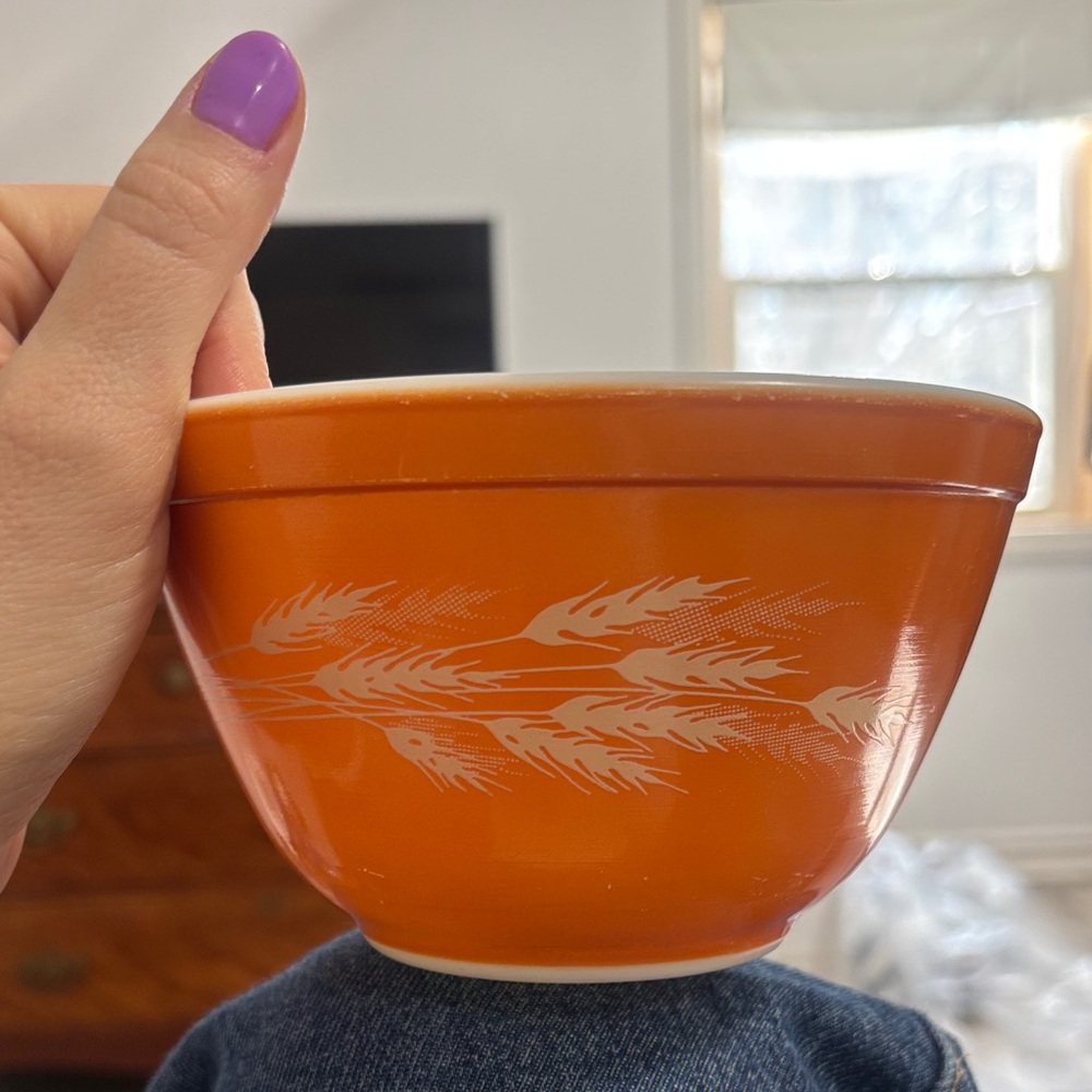 Pyrex small Mixing Bowl with White Wheat Design